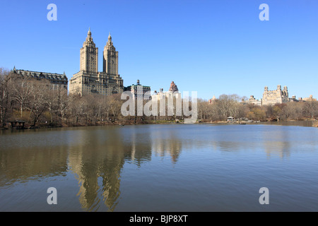 Il San Remo appartamento edificio su Central Park West, come visto dal lago di Central Park. Foto Stock