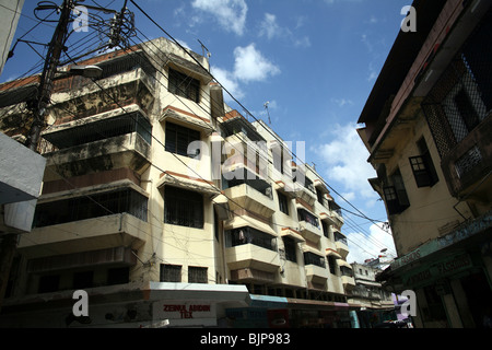 Scena di strada città vecchia isola di Mombasa Foto Stock