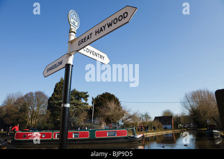 Canal cartello sulla strada alzaia a Fradley incrocio alla riunione dei due canali, vicino a Lichfield, Staffordshire, Inghilterra. Foto Stock