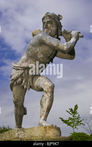 Statua di Ercole in Goldney Hall Giardino Bristol University South West England Regno Unito Foto Stock