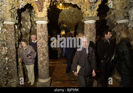 I visitatori e gli studenti nei sotterranei della grotta di Shell follia nella Goldney Hall Giardino Bristol University South West England Regno Unito Foto Stock