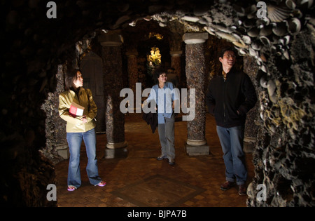 I visitatori e gli studenti nei sotterranei della grotta di Shell follia nella Goldney Hall Giardino Bristol University South West England Regno Unito Foto Stock