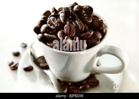 Freschi i chicchi di caffè in una tazza di caffè. Foto di bevanda. Foto Stock