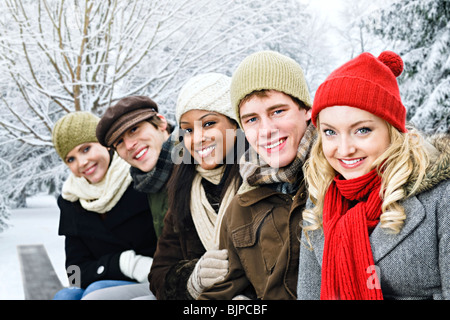 Gruppo di diversi giovani amici all'aperto in inverno Foto Stock