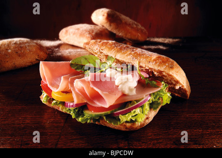 Prosciutto e insalata chiabatta sandwich. Foto di cibo. Foto Stock