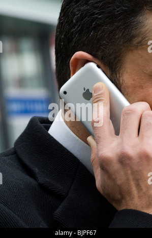 Business man parlando su un Iphone mobile al di fuori di un edificio per uffici a Berlino Germania Foto Stock