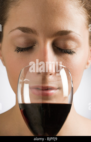 Una donna annusare il vino rosso Foto Stock