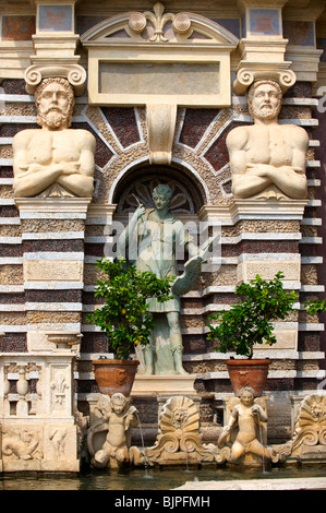 Statua di Orfeo. La fontana della, 1566, organo di alloggiamento pipies azionato da aria dalle fontane. Villa d'Este, Tivoli, Italia Foto Stock
