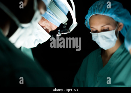 Il personale medico in chirurgia Foto Stock