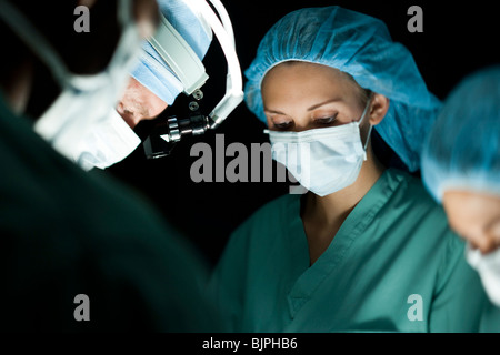 Il personale medico in chirurgia Foto Stock