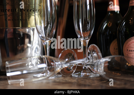 Bicchieri di Champagne sul tavolo Foto Stock