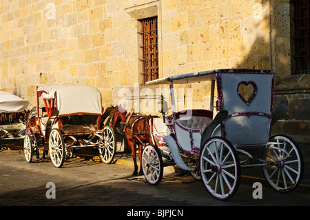 Carrozze trainate da cavalli in attesa per i turisti nel centro storico di Guadalajara, Jalisco, Messico Foto Stock