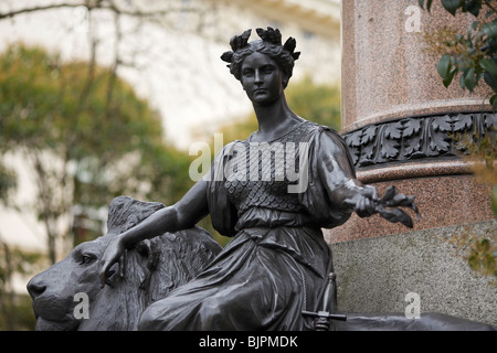 Statua allegorica della Britannia e Leone alla base del Sir Colin Campbell colonna in waterloo place a Londra Foto Stock