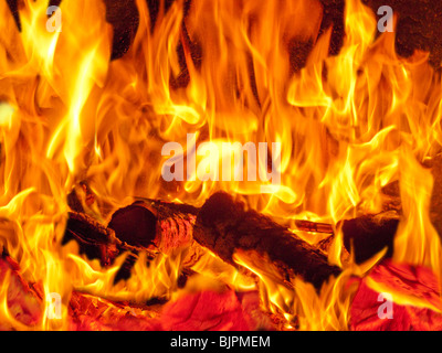 Un fiammeggiante fuoco log in una stufa a legna