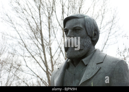 Statua di Friedrich Engels Marx ed Engels Forum a est di Berlino Germania Foto Stock