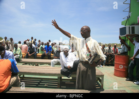 Predicatore di traghetto sul MV Pwani traghetto porta Likoni Mombasa Kenya Africa orientale Foto Stock