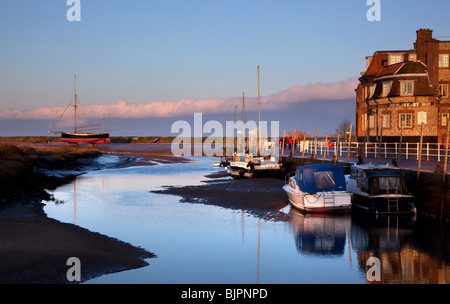 Blakeney quayside nel tardo pomeriggio luce invernale, Norfolk, Inghilterra Foto Stock