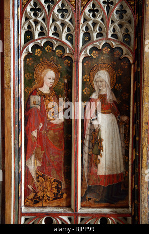 Dipinto di Rood schermo raffigurante le Sante Apollonia e Zitha, San Michele e Tutti gli Angeli Chiesa, Barton Turf, Norfolk Foto Stock