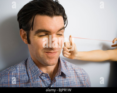 L'uomo quasi sempre colpito con fascia di gomma Foto Stock