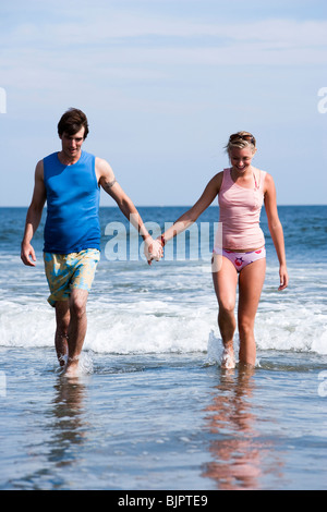 Giovane holding hands in spiaggia Foto Stock