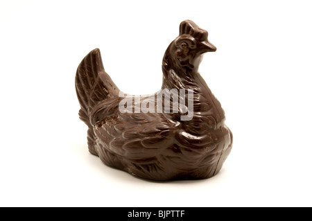 Gallina di cioccolato su uno sfondo bianco Foto Stock