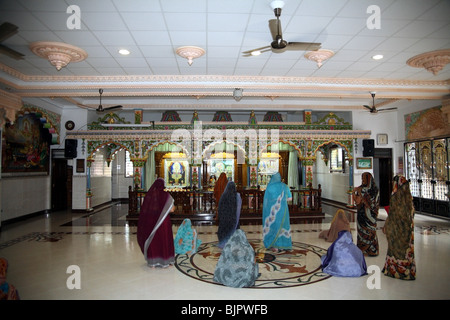 Femmina di adoratori all'interno del Shree della frizione Satsang tempio di Swaminarayan Mombasa Foto Stock