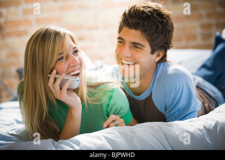 Giovane giacente sul letto Foto Stock