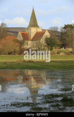 Sant'Andrea Chiesa Parrocchiale a Alfriston, East Sussex, visto qui riflessa nelle acque di esondazione del fiume Cuckmere, inizio 2010 Foto Stock