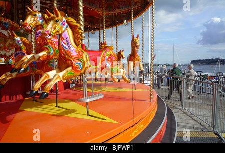 Giostra o Merry-Go-Round a Cardiff Bay, GB, UK. Foto Stock