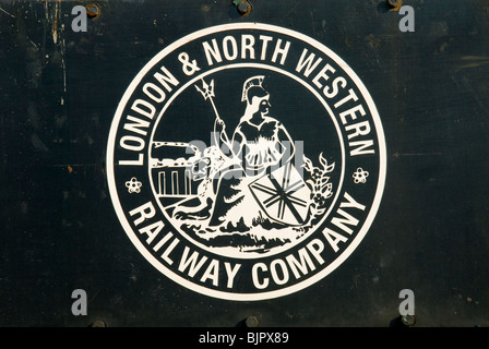 Londra e North Western Railway Company logo su una locomotiva a vapore a Crewe, Cheshire, Regno Unito Foto Stock