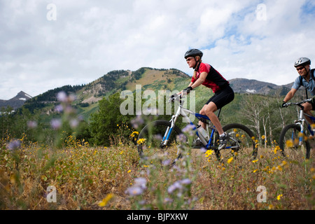 Donna mountain bike sul percorso esterno Foto Stock