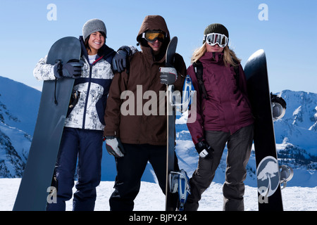 Un gruppo di amici al di fuori nella neve Foto Stock