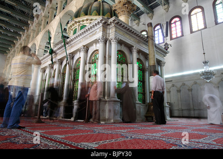 Gli uomini fedeli in preghiera davanti alla tomba di Giovanni Battista in moschea degli omayyä di, Damasco, Siria Foto Stock