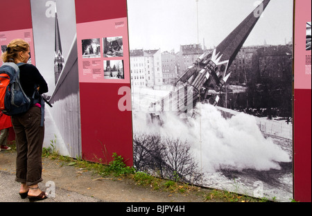 Una fotografia al muro di Berlino Centro di documentazione che illustra la chiesa della Riconciliazione di essere distrutto dalla RDT. Foto Stock