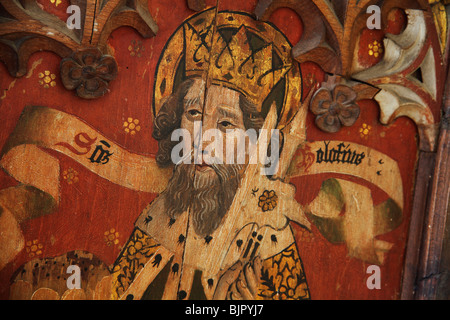 Schermo con tetto dipinto raffigurante Sant'Olaf, re di Norvegia dell'XI secolo con un'ascia da battaglia, Chiesa di San Michele e tutti gli angeli, Barton Turf, Norfolk Foto Stock