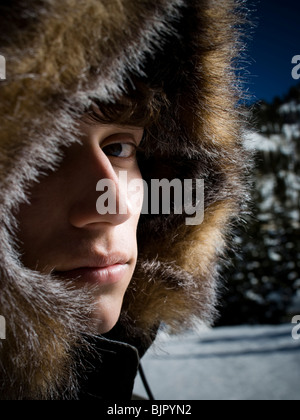 Ragazzo adolescente al di fuori nella neve Foto Stock