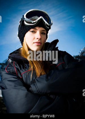 Ragazza adolescente al di fuori sorridente Foto Stock