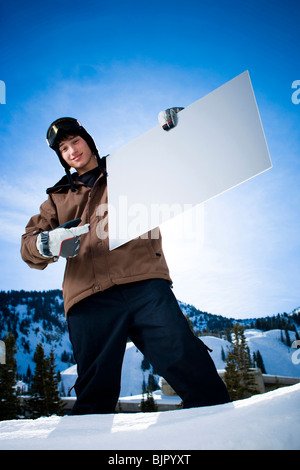 Maschio nella neve con un segno bianco Foto Stock