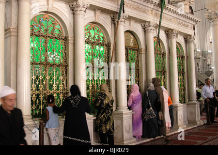 Le donne di fedeli in preghiera davanti alla tomba di Giovanni Battista in moschea degli omayyä di, Damasco, Siria Foto Stock