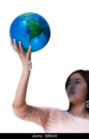 Ragazza adolescente in piedi con un globo Foto Stock