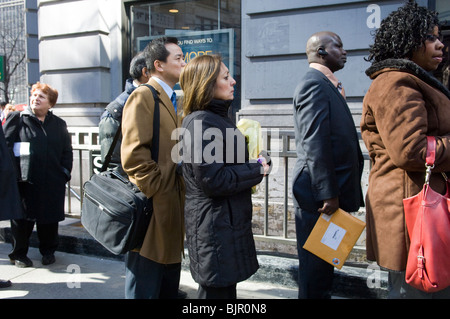 Le persone in cerca di lavoro line up per un processo equo in Midtown a New York il Mercoledì, 24 marzo 2010. ( © Francesca M. Roberts). Foto Stock