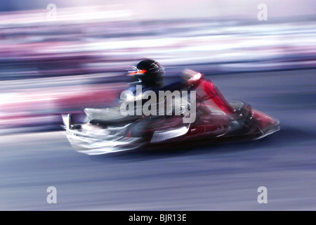 Velocità massima su pista di kart Foto Stock