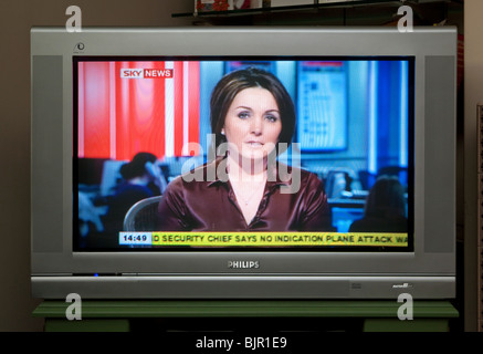 Schermo TV che trasmette Sky News channel Foto Stock