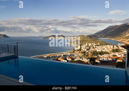 Vista su Kas dal balcone con piscina nella Turchia occidentale Foto Stock