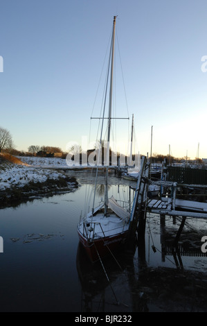 Yacht ormeggiati a banchine su skippool creek finalmente la luce in inverno. Foto Stock
