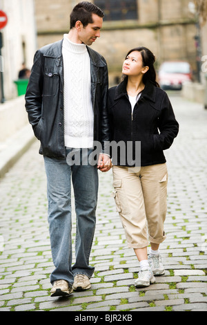 Giovane passeggiare lungo la strada Foto Stock