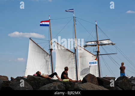 La gente sulla Westmole, vele in retro, Hanse Sail 2008 in Warnemuende, Meclemburgo-Pomerania Occidentale, Germania, Europa Foto Stock