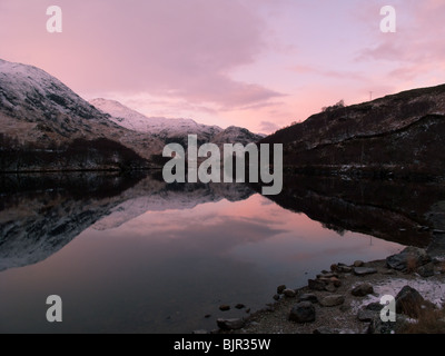 Riflessioni in Loch Shiel sulla strada per le isole appena fuori da Fort William Foto Stock