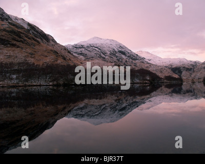 Riflessioni in Loch Shiel sulla strada per le isole appena fuori da Fort William Foto Stock