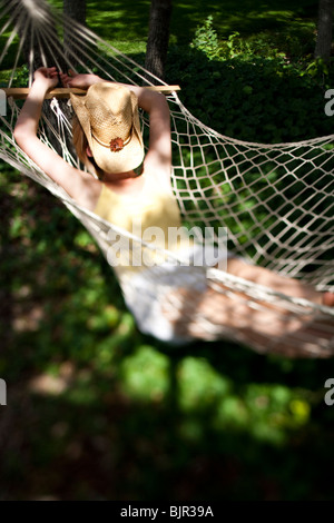 Donna che dorme in una amaca Foto Stock